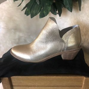 Kelsi Dagger Gold Metallic bootie sz 8.5